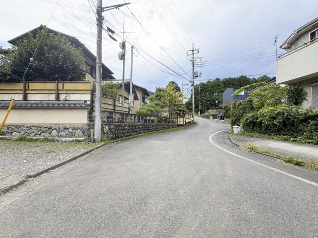 青梅市柚木町　古民家風の平屋　多摩川まで徒歩１分！の前面道路含む現地写真