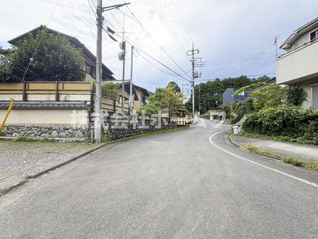 青梅市柚木町　古民家風の平屋　多摩川まで徒歩１分！の前面道路含む現地写真