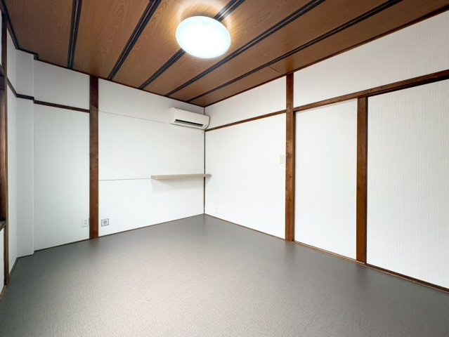 東大阪市永和1丁目の和室|木目の天井と柱が印象的な、落ち着きのある和室。寝室や客間、趣味のお部屋など幅広く活用できます♪