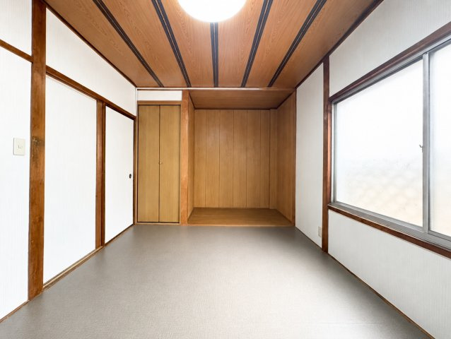 東大阪市永和1丁目の和室|窓から光も取り込めるため、収納力だけでなく居室としての使いやすさも感じられる一室です♪