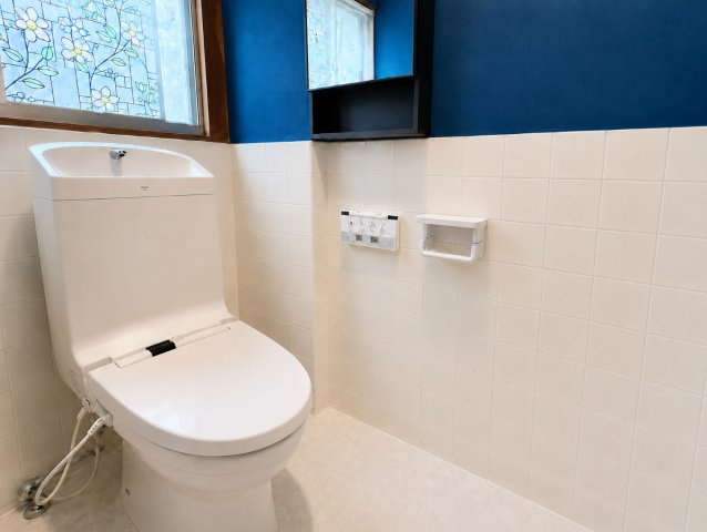 東大阪市永和1丁目のトイレ|窓付きで明るさのあるトイレは、心地よく使える空間です◎