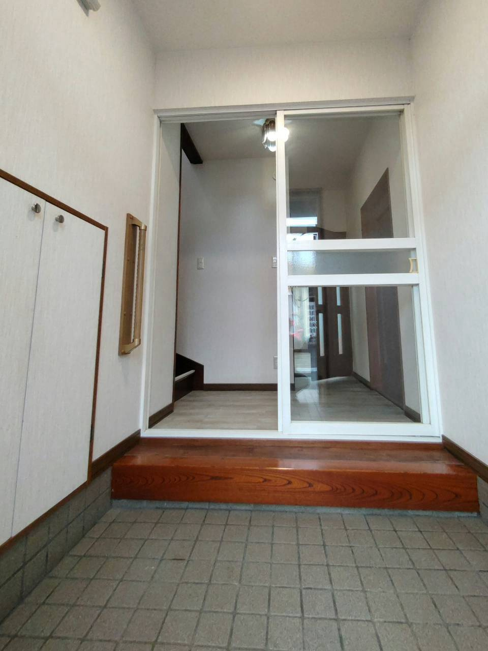 【海抜約31ｍ！興津2丁目中古住宅】の玄関
