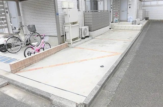 シャトープレジールの駐車場
