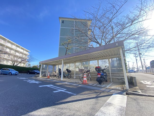 自転車及バイク置き場です。
