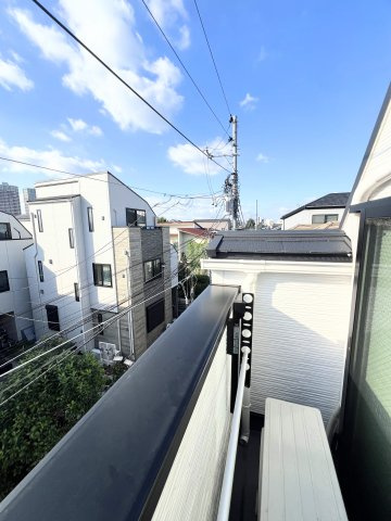 新宿区北新宿3丁目　中古戸建のバルコニー|現地写真

現地ご見学希望・資料請求などお気軽にお問い合わせ下さい！
03-5990-5201
