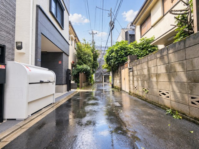 新宿区北新宿3丁目　中古戸建の前面道路含む現地写真|現地写真

現地ご見学希望・資料請求などお気軽にお問い合わせ下さい！
03-5990-5201