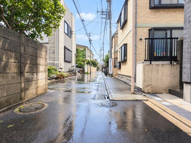 新宿区北新宿3丁目　中古戸建の前面道路含む現地写真|現地写真

現地ご見学希望・資料請求などお気軽にお問い合わせ下さい！
03-5990-5201