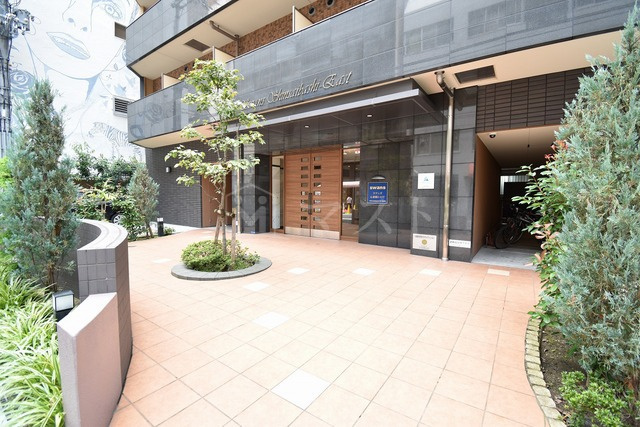 スワンズ心斎橋イーストのエントランス