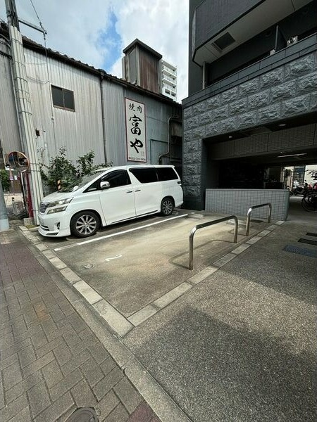 プレサンス千種アイルの駐車場