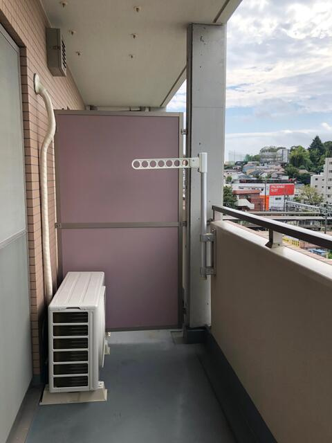 柿生駅前鈴木ビルのバルコニー
