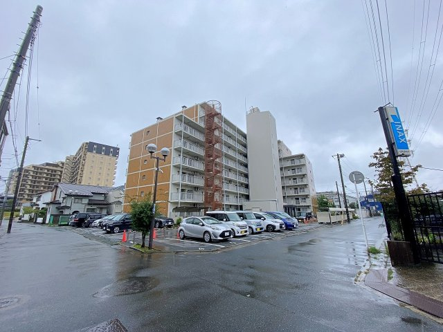 ハイマート幸の外観|落ち着きのあるデザインが魅力的な建物外観です。手入れの行き届いた管理体制で安心してお過ごしいただけます。周辺環境も良好で快適な新生活をスタートできる住環境が整っています。
