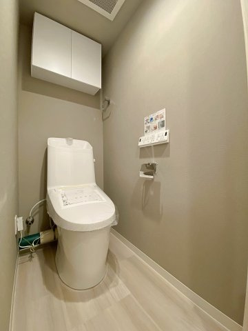 ハイマート幸のトイレ|新規交換済みの温水洗浄機能付きトイレです。清潔感のあるスタイリッシュな空間で、毎日気持ちよくお使いいただけます。お手入れのしやすさも魅力的で快適な生活空間を実現します。