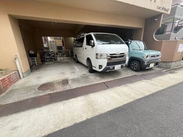 シャンテちくさの駐車場