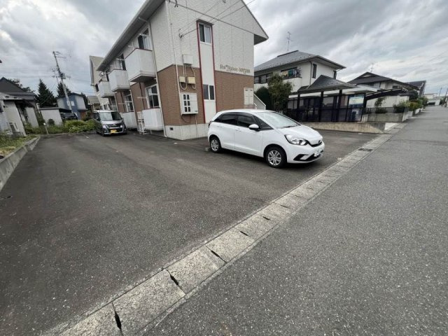 シャーメゾン的場の駐車場