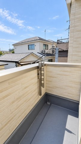 【バルコニー】 | ◆鶴見区小野町　中古戸建◆ | ◆日当たり良好なバルコニー！毎日のお洗濯にも嬉しいですね！