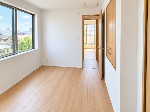 【洋室】 | ◆鶴見区小野町　中古戸建◆ | ◆窓から差し込む温かな光が、この部屋を心地よい場所へと変え、日々の生活を豊かに彩ります。