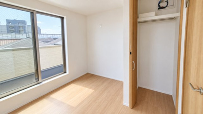 【洋室】 | ◆鶴見区小野町　中古戸建◆ | ◆たっぷりの収納で暮らしの快適さを追求。生活雑貨や趣味のアイテムも整理しやすく、スッキリと片付けた空間が広がります。
