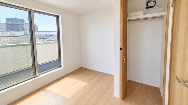 【洋室】 | ◆鶴見区小野町　中古戸建◆ | ◆たっぷりの収納で暮らしの快適さを追求。生活雑貨や趣味のアイテムも整理しやすく、スッキリと片付けた空間が広がります。