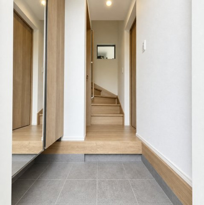 【玄関】 | ◆鶴見区小野町　中古戸建◆ | ◆明るい玄関です！散らかりやすい玄関もスッキリする大容量のシューズボックス付き。