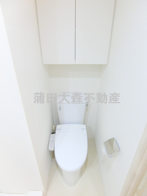 ブライズ蒲田EASTのトイレ|棚収納と温水洗浄便座付きのトイレ