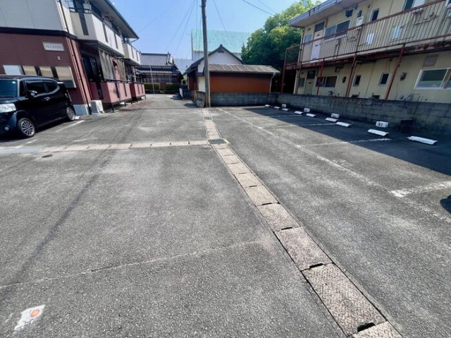 プレミール水主町A棟の駐車場