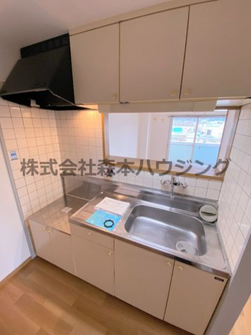 【キッチン】 | 　コーポ小林 | ※同タイプ別室の写真を使用しています。
　設備内容や色調など相違がある場合は実際のお部屋の現状優先となります。