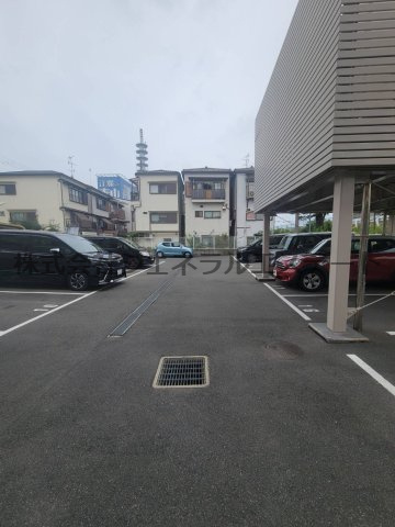 サンジェール増井の駐車場