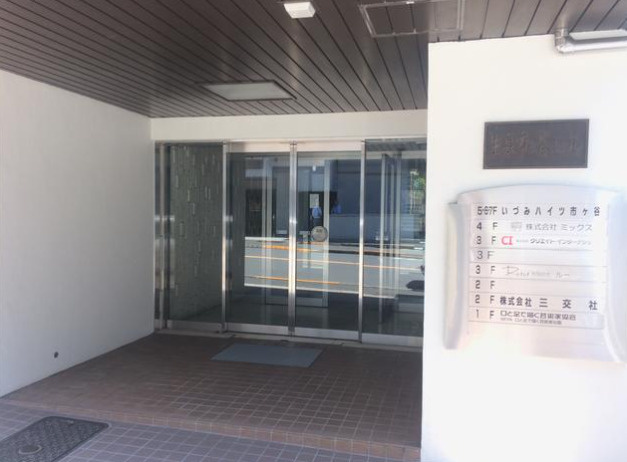 いづみハイツ市ヶ谷のエントランス