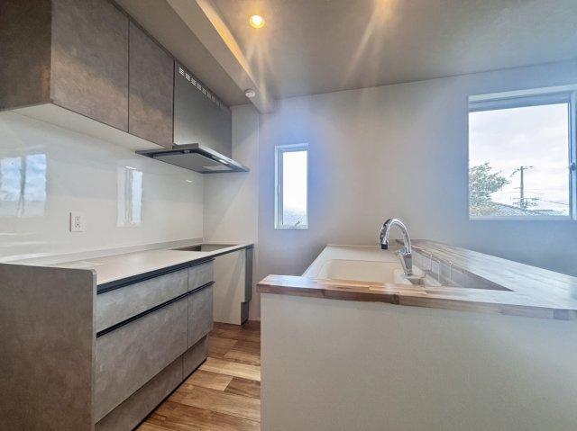 赤坂通2丁目 新築戸建てのキッチン|壁が少なくリビングやダイニングと一体感が生まれ、部屋全体が広く感じられます。インテリアの一部としてキッチンが演出されますのでオシャレな空間になります。
