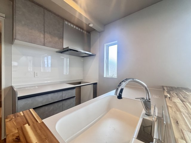 赤坂通2丁目 新築戸建てのキッチン|家族を見守れる見晴らしのいいキッチン。キッチンにいてもお互いの姿が見えるから、家事をしながら見守り、会話ができます。子供たちも安心して宿題や遊びに集中できます。