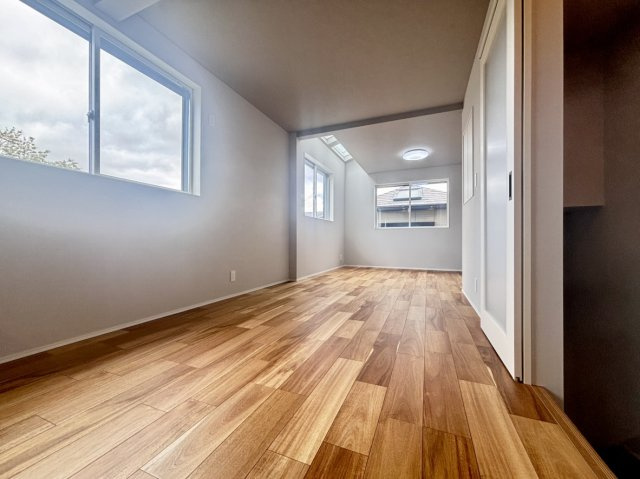 赤坂通2丁目 新築戸建てのキッチン|リビングダイニングは家族や友人とのコミュニケーションを楽しむ場所でくつろぎながら食事や会話を楽しめ、多目的に利用できリラックスできる空間です。