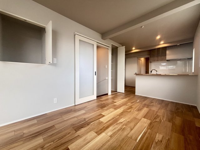 赤坂通2丁目 新築戸建てのキッチン|家族とコミュニケーションが取りやすいオープンキッチンリビング。料理中でも家族の様子が見え、会話がしやすくなります。小さなお子様がいる家庭にも安心です。