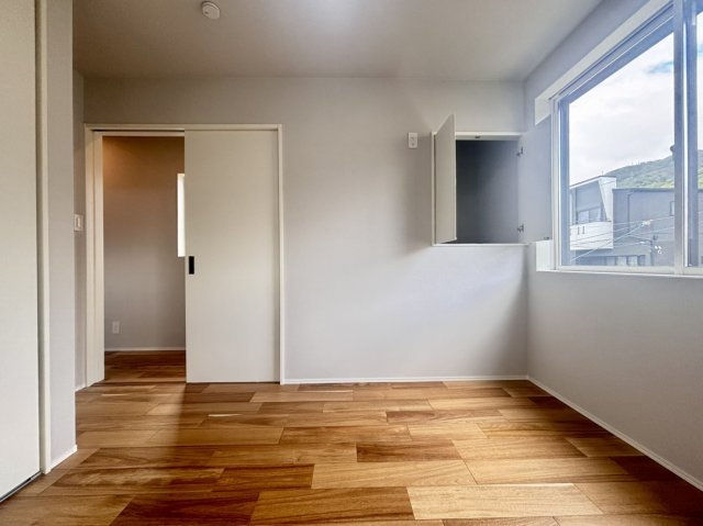 赤坂通2丁目 新築戸建ての洋室|ワックスがけが不要なフロアで、日頃のお手入れもカンタン。また、表面に安全性の高い抗菌処理を施し、各種細菌の繁殖を抑制します。床を清掃に保ち、お子様やお年寄りのいるご家庭も安心です。