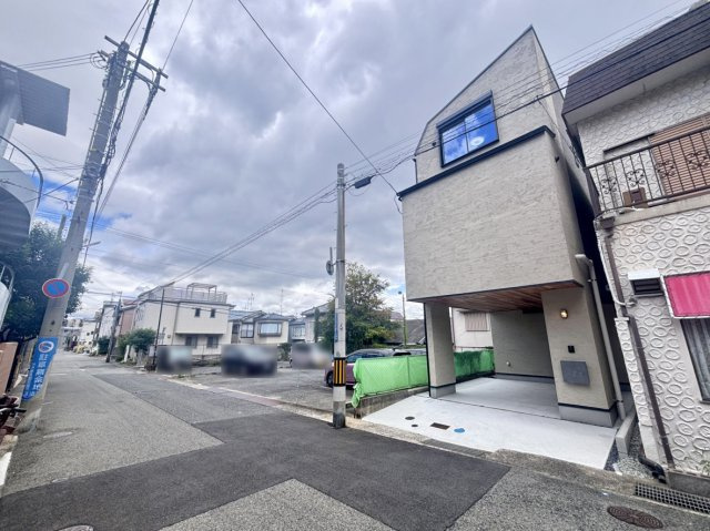 赤坂通2丁目 新築戸建ての前面道路含む現地写真|隣接して広々とした駐車場があり、視界が開けた開放感のある住環境。圧迫感が少なく、明るく心地よい暮らしを実現します。