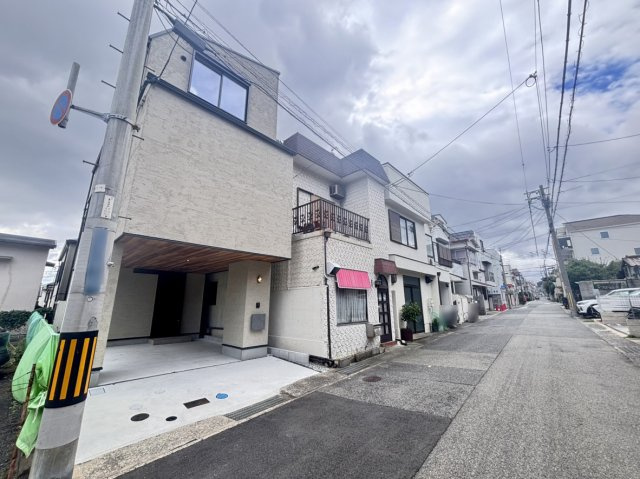 赤坂通2丁目 新築戸建ての前面道路含む現地写真|前面道路は約6mとゆとりがあり、開放感のある立地。お車の出し入れもしやすく、毎日の暮らしにも嬉しいポイントです。