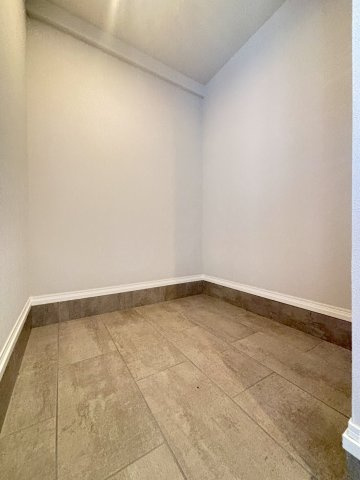 赤坂通2丁目 新築戸建ての洋室|広々とした玄関には収納スペースを確保。靴や外出用品などをすっきり収納でき、いつでもきれいな玄関を保てます。