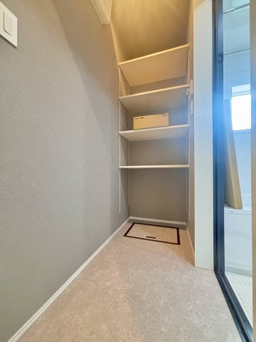 赤坂通2丁目 新築戸建てのその他|ゆとりのある脱衣室で、毎日の身支度や家事も快適に。洗面・浴室とスムーズにつながる使い勝手の良い空間です。