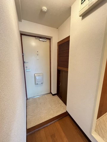 ブリッジマンションの玄関|別号室の内装写真になります。