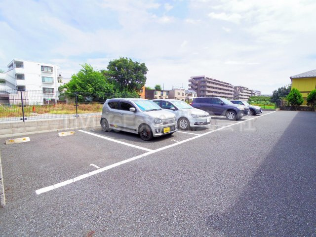 小平市仲町のアパートの駐車場