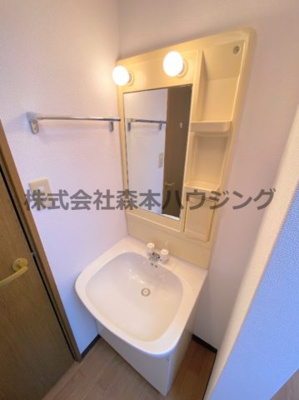 【独立洗面台】 | 　シャトー緑町 | 独立洗面台、小物を置くことができて便利です