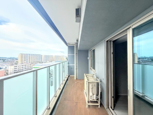 ブランズタワー大船のバルコニー|◆広いバルコニーは寝室と子供部屋からアクセスできる2WAY動線。お布団も洗濯物もたくさん干せます！！