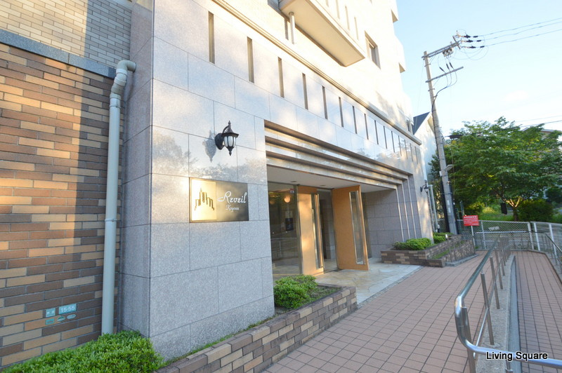 西宮市神原の賃貸マンションのエントランス