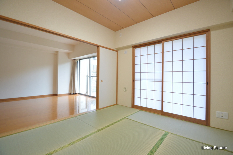 西宮市神原の賃貸マンションの居間・リビング