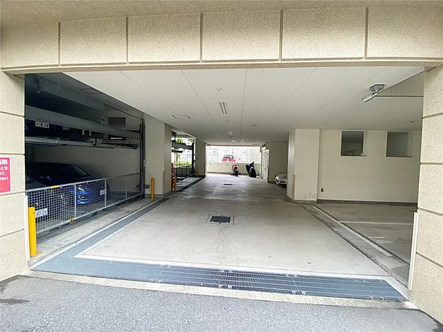 西宮市津門西口町の賃貸マンションの駐車場
