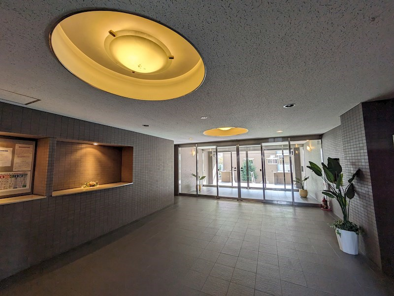 西宮市津門大塚町の賃貸マンションのロビー