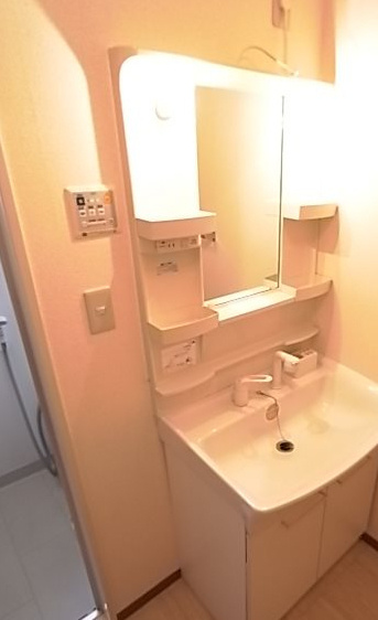 西宮市段上町１丁目のアパートの洗面所