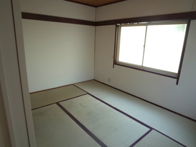神戸市中央区野崎通１丁目のアパートの居間・リビング