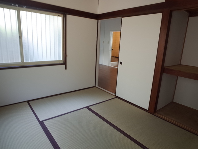 神戸市中央区野崎通１丁目のアパートの居間・リビング