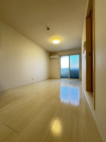 神戸市灘区上河原通１丁目のアパートの居間・リビング