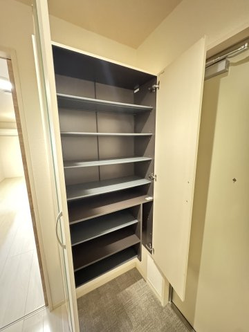 神戸市灘区上河原通１丁目のアパートの収納